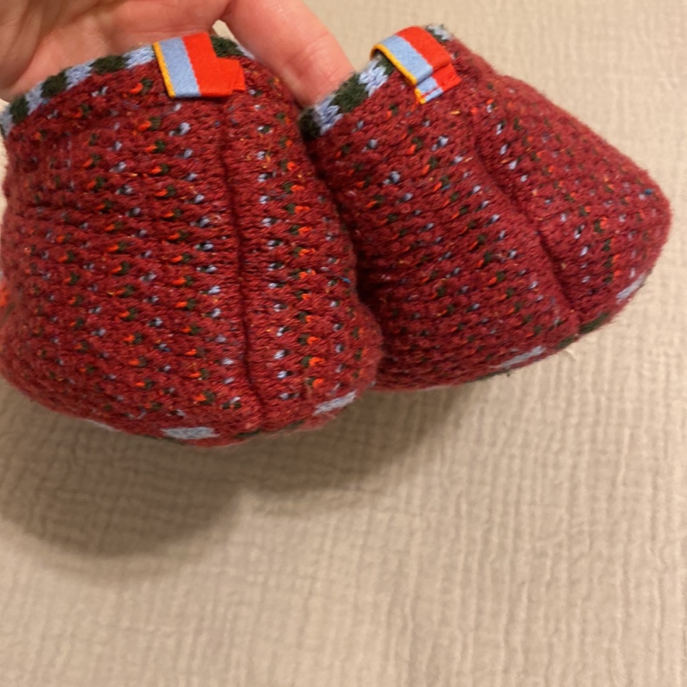 Bombas Burgundy Patterned Slip-On Sherpa Slippers. Size M - Picture 4 of 5